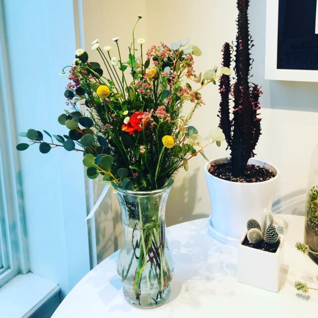 Big Thank you to Kate of @nevinsdesignstl for our beautiful bouquet for our salon home.  We look forward to next month’s! 

#spring #springiscoming #flowers #floweroftheday #enjoymaplewood