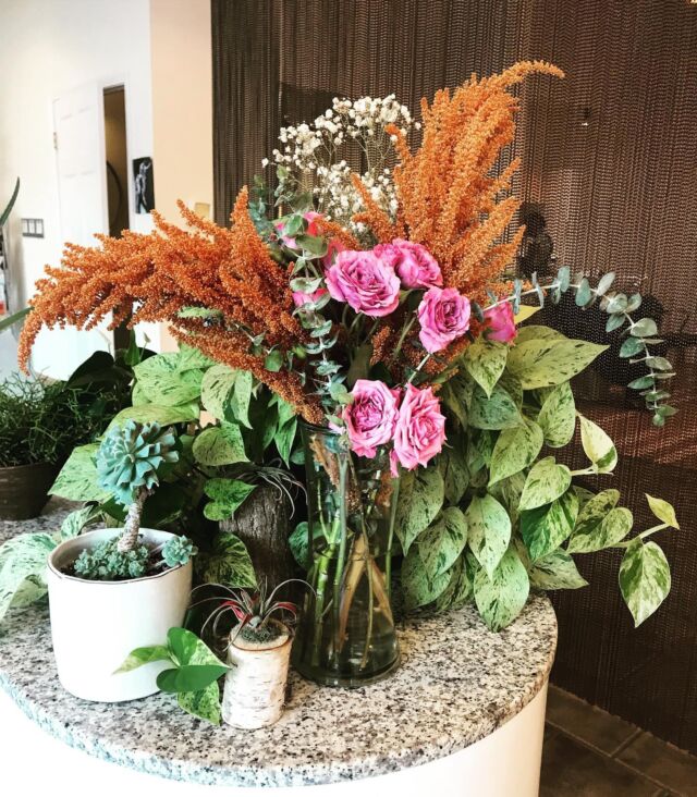 Thank you Kate @nevinsdesignstl for another beautiful bouquet. We love the color combination!

#fallflowers 
#beautifuloutside 
#happyhairdresser 
#lovewhatwedo❤️